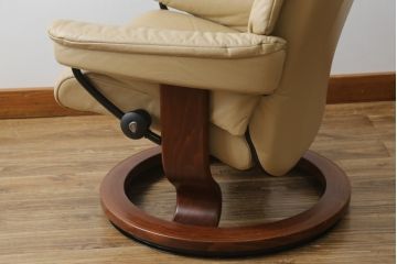 中古　EKORNES(エコーネス)　本革(レザー)　メイフェア(Mayfair)　スイングテーブル付き　ストレスレスチェア(M)オットマン付き(リクライニングチェア、アームチェア、フットスツール、椅子、北欧)(R-078737)