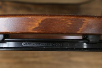 中古　EKORNES(エコーネス)　本革(レザー)　メイフェア(Mayfair)　スイングテーブル付き　ストレスレスチェア(M)オットマン付き(リクライニングチェア、アームチェア、フットスツール、椅子、北欧)(R-078737)