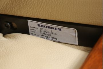 中古　EKORNES(エコーネス)　本革(レザー)　メイフェア(Mayfair)　スイングテーブル付き　ストレスレスチェア(M)オットマン付き(リクライニングチェア、アームチェア、フットスツール、椅子、北欧)(R-078737)