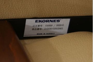 中古　EKORNES(エコーネス)　本革(レザー)　メイフェア(Mayfair)　スイングテーブル付き　ストレスレスチェア(M)オットマン付き(リクライニングチェア、アームチェア、フットスツール、椅子、北欧)(R-078737)