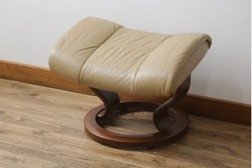 中古　EKORNES(エコーネス)　本革(レザー)　メイフェア(Mayfair)　スイングテーブル付き　ストレスレスチェア(M)オットマン付き(リクライニングチェア、アームチェア、フットスツール、椅子、北欧)(R-078737)