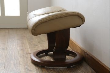 中古　EKORNES(エコーネス)　本革(レザー)　メイフェア(Mayfair)　スイングテーブル付き　ストレスレスチェア(M)オットマン付き(リクライニングチェア、アームチェア、フットスツール、椅子、北欧)(R-078737)