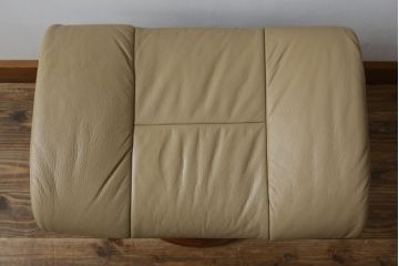 中古　EKORNES(エコーネス)　本革(レザー)　メイフェア(Mayfair)　スイングテーブル付き　ストレスレスチェア(M)オットマン付き(リクライニングチェア、アームチェア、フットスツール、椅子、北欧)(R-078737)