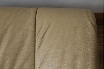 中古　EKORNES(エコーネス)　本革(レザー)　メイフェア(Mayfair)　スイングテーブル付き　ストレスレスチェア(M)オットマン付き(リクライニングチェア、アームチェア、フットスツール、椅子、北欧)(R-078737)