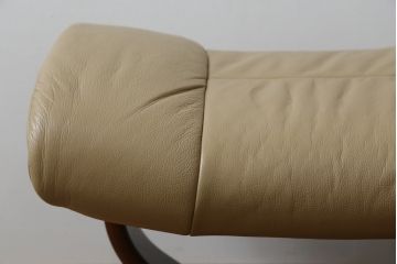 中古　EKORNES(エコーネス)　本革(レザー)　メイフェア(Mayfair)　スイングテーブル付き　ストレスレスチェア(M)オットマン付き(リクライニングチェア、アームチェア、フットスツール、椅子、北欧)(R-078737)
