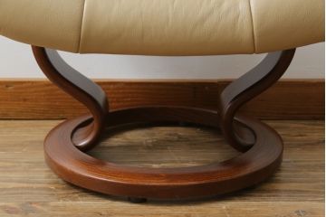 中古　EKORNES(エコーネス)　本革(レザー)　メイフェア(Mayfair)　スイングテーブル付き　ストレスレスチェア(M)オットマン付き(リクライニングチェア、アームチェア、フットスツール、椅子、北欧)(R-078737)