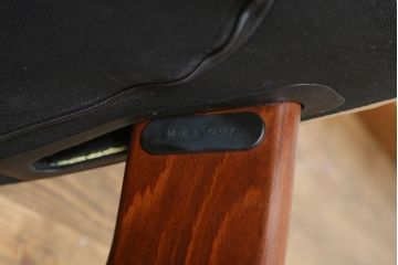 中古　EKORNES(エコーネス)　本革(レザー)　メイフェア(Mayfair)　スイングテーブル付き　ストレスレスチェア(M)オットマン付き(リクライニングチェア、アームチェア、フットスツール、椅子、北欧)(R-078737)