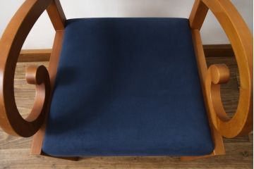 中古　イタリア製　ポラダ(porada)社　GARBO(ガルボ)　優美な曲線デザインが目を惹くアームチェア(ダイニングチェア、椅子、イス)(定価約17万円)(R-078738)