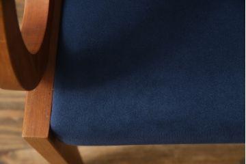 中古　イタリア製　ポラダ(porada)社　GARBO(ガルボ)　優美な曲線デザインが目を惹くアームチェア(ダイニングチェア、椅子、イス)(定価約17万円)(R-078738)