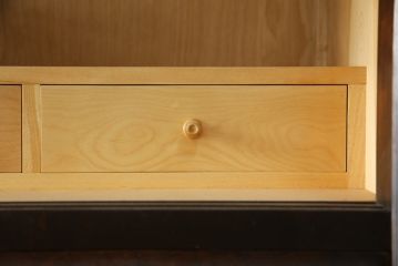 中古　北海道民芸家具　和洋どちらのお部屋にも馴染みやすいサイドボード(テレビ台、テレビボード、ローボード、リビングボード、サイドキャビネット、収納棚、戸棚)(R-078740)