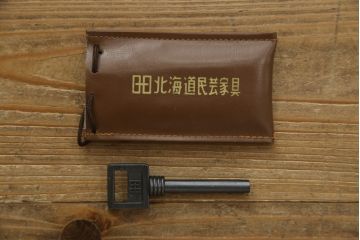 中古　北海道民芸家具　天板リメイク　和洋どちらのお部屋にも馴染みやすいサイドチェスト(テレビ台、テレビボード、ローボード、引き出し、収納箪笥、衣装箪笥)(R-078742)