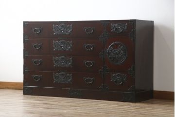 中古　美品　仙台民芸箪笥(仙台箪笥)　欅産業　凝ったつくりの大振りの金具が目を惹く仙台箪笥サイドボード(サイドチェスト、収納箪笥、衣装箪笥、引き出し)(R-078745)