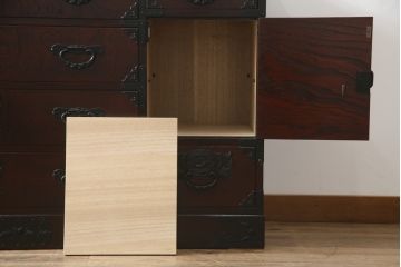 中古　美品　仙台民芸箪笥(仙台箪笥)　欅産業　凝ったつくりの大振りの金具が目を惹く仙台箪笥サイドボード(サイドチェスト、収納箪笥、衣装箪笥、引き出し)(R-078745)