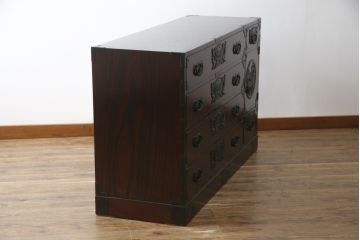 中古　美品　仙台民芸箪笥(仙台箪笥)　欅産業　凝ったつくりの大振りの金具が目を惹く仙台箪笥サイドボード(サイドチェスト、収納箪笥、衣装箪笥、引き出し)(R-078745)