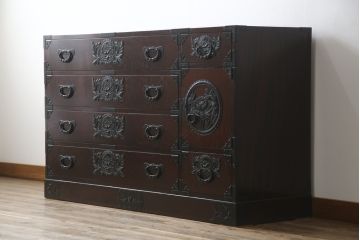 中古　美品　仙台民芸箪笥(仙台箪笥)　欅産業　凝ったつくりの大振りの金具が目を惹く仙台箪笥サイドボード(サイドチェスト、収納箪笥、衣装箪笥、引き出し)(R-078745)