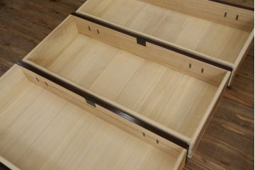 中古　美品　仙台民芸箪笥(仙台箪笥)　欅産業　凝ったつくりの大振りの金具が目を惹く仙台箪笥サイドボード(サイドチェスト、収納箪笥、衣装箪笥、引き出し)(R-078745)