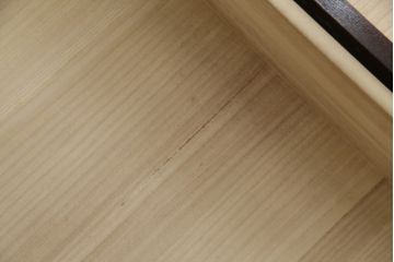 中古　美品　仙台民芸箪笥(仙台箪笥)　欅産業　凝ったつくりの大振りの金具が目を惹く仙台箪笥サイドボード(サイドチェスト、収納箪笥、衣装箪笥、引き出し)(R-078745)