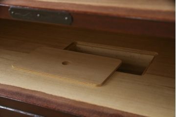 中古　美品　仙台民芸箪笥(仙台箪笥)　欅産業　凝ったつくりの大振りの金具が目を惹く仙台箪笥サイドボード(サイドチェスト、収納箪笥、衣装箪笥、引き出し)(R-078745)
