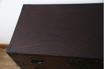 中古　美品　仙台民芸箪笥(仙台箪笥)　欅産業　凝ったつくりの大振りの金具が目を惹く仙台箪笥サイドボード(サイドチェスト、収納箪笥、衣装箪笥、引き出し)(R-078745)