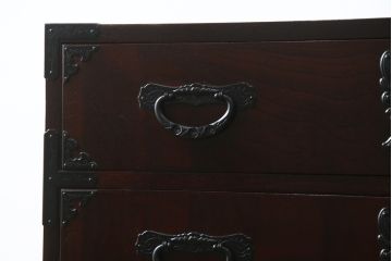 中古　美品　仙台民芸箪笥(仙台箪笥)　欅産業　凝ったつくりの大振りの金具が目を惹く仙台箪笥サイドボード(サイドチェスト、収納箪笥、衣装箪笥、引き出し)(R-078745)