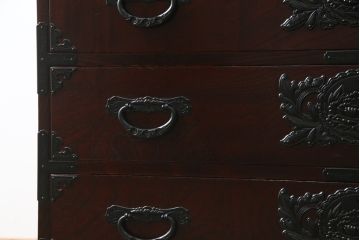 中古　美品　仙台民芸箪笥(仙台箪笥)　欅産業　凝ったつくりの大振りの金具が目を惹く仙台箪笥サイドボード(サイドチェスト、収納箪笥、衣装箪笥、引き出し)(R-078745)