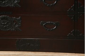 中古　美品　仙台民芸箪笥(仙台箪笥)　欅産業　凝ったつくりの大振りの金具が目を惹く仙台箪笥サイドボード(サイドチェスト、収納箪笥、衣装箪笥、引き出し)(R-078745)