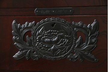 中古　美品　仙台民芸箪笥(仙台箪笥)　欅産業　凝ったつくりの大振りの金具が目を惹く仙台箪笥サイドボード(サイドチェスト、収納箪笥、衣装箪笥、引き出し)(R-078745)