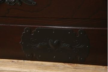 中古　美品　仙台民芸箪笥(仙台箪笥)　欅産業　凝ったつくりの大振りの金具が目を惹く仙台箪笥サイドボード(サイドチェスト、収納箪笥、衣装箪笥、引き出し)(R-078745)