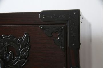 中古　美品　仙台民芸箪笥(仙台箪笥)　欅産業　凝ったつくりの大振りの金具が目を惹く仙台箪笥サイドボード(サイドチェスト、収納箪笥、衣装箪笥、引き出し)(R-078745)