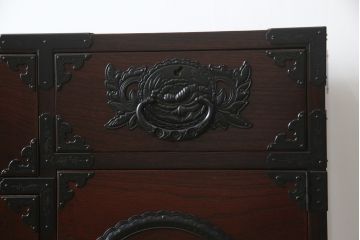 中古　美品　仙台民芸箪笥(仙台箪笥)　欅産業　凝ったつくりの大振りの金具が目を惹く仙台箪笥サイドボード(サイドチェスト、収納箪笥、衣装箪笥、引き出し)(R-078745)