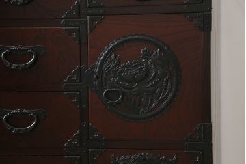 中古　美品　仙台民芸箪笥(仙台箪笥)　欅産業　凝ったつくりの大振りの金具が目を惹く仙台箪笥サイドボード(サイドチェスト、収納箪笥、衣装箪笥、引き出し)(R-078745)
