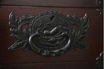 中古　美品　仙台民芸箪笥(仙台箪笥)　欅産業　凝ったつくりの大振りの金具が目を惹く仙台箪笥サイドボード(サイドチェスト、収納箪笥、衣装箪笥、引き出し)(R-078745)