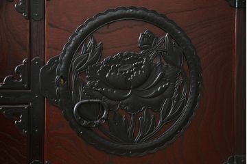 中古　美品　仙台民芸箪笥(仙台箪笥)　欅産業　凝ったつくりの大振りの金具が目を惹く仙台箪笥サイドボード(サイドチェスト、収納箪笥、衣装箪笥、引き出し)(R-078745)
