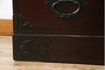 中古　美品　仙台民芸箪笥(仙台箪笥)　欅産業　凝ったつくりの大振りの金具が目を惹く仙台箪笥サイドボード(サイドチェスト、収納箪笥、衣装箪笥、引き出し)(R-078745)