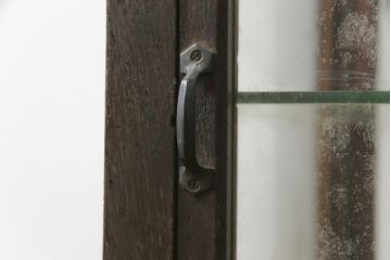 和製アンティーク　落ち着いた佇まいが魅力的な縦型ガラスケース(Gケース、ショーケース、ディスプレイケース、コレクションケース、キャビネット、飾り棚、陳列棚、店舗什器)(R-078747)