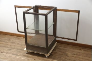 和製アンティーク　落ち着いた佇まいが魅力的な縦型ガラスケース(Gケース、ショーケース、ディスプレイケース、コレクションケース、キャビネット、飾り棚、陳列棚、店舗什器)(R-078747)