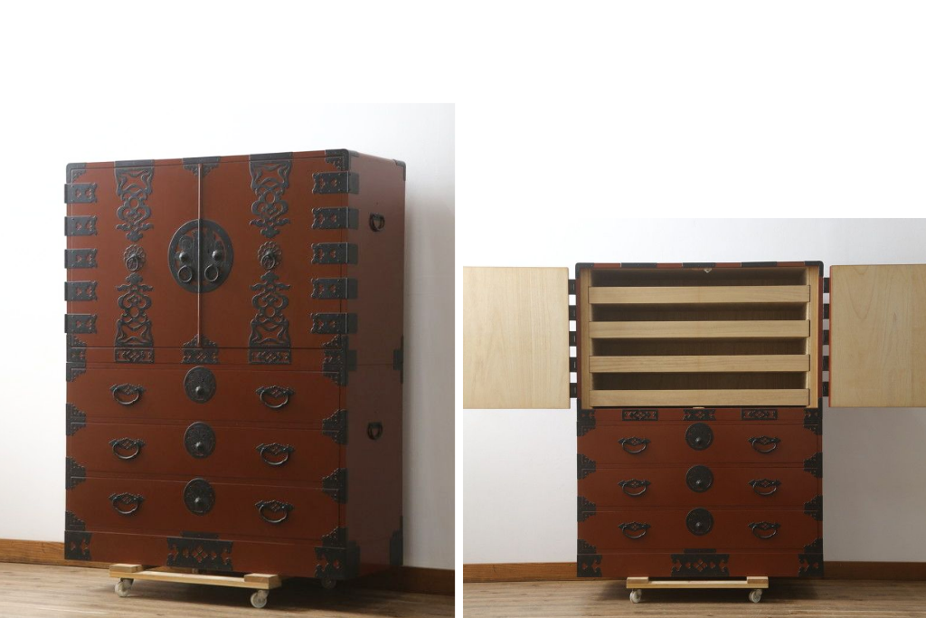 中古　米沢箪笥　伝統工芸　漆塗り　黒金具の意匠と朱塗りが華やかな観音箪笥　(R-078748)