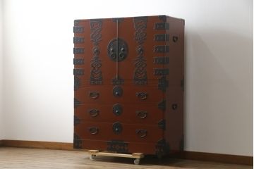 中古　米沢箪笥　伝統工芸　漆塗り　手打ち金具の意匠が目を引く重ね箪笥(和タンス、収納箪笥、衣装箪笥、着物箪笥)(R-078748)