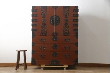 中古　米沢箪笥　伝統工芸　漆塗り　手打ち金具の意匠が目を引く重ね箪笥(和タンス、収納箪笥、衣装箪笥、着物箪笥)(R-078748)