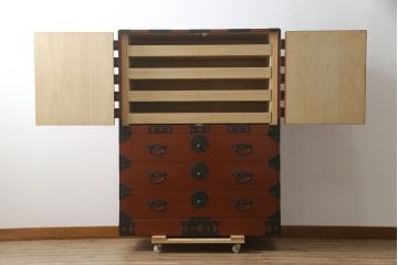 中古　米沢箪笥　伝統工芸　漆塗り　手打ち金具の意匠が目を引く重ね箪笥(和タンス、収納箪笥、衣装箪笥、着物箪笥)(R-078748)