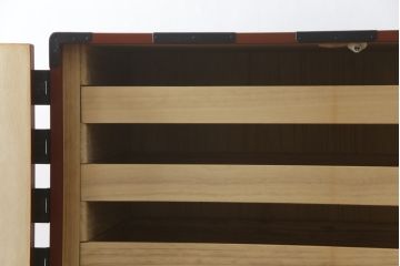 中古　米沢箪笥　伝統工芸　漆塗り　手打ち金具の意匠が目を引く重ね箪笥(和タンス、収納箪笥、衣装箪笥、着物箪笥)(R-078748)