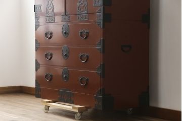 中古　米沢箪笥　伝統工芸　漆塗り　手打ち金具の意匠が目を引く重ね箪笥(和タンス、収納箪笥、衣装箪笥、着物箪笥)(R-078748)