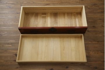 中古　米沢箪笥　伝統工芸　漆塗り　手打ち金具の意匠が目を引く重ね箪笥(和タンス、収納箪笥、衣装箪笥、着物箪笥)(R-078748)