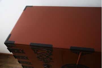中古　米沢箪笥　伝統工芸　漆塗り　手打ち金具の意匠が目を引く重ね箪笥(和タンス、収納箪笥、衣装箪笥、着物箪笥)(R-078748)