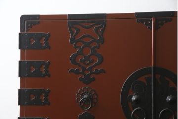 中古　米沢箪笥　伝統工芸　漆塗り　手打ち金具の意匠が目を引く重ね箪笥(和タンス、収納箪笥、衣装箪笥、着物箪笥)(R-078748)