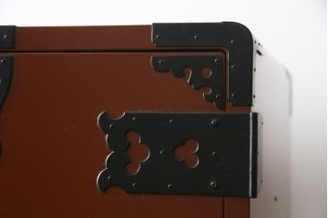 中古　米沢箪笥　伝統工芸　漆塗り　手打ち金具の意匠が目を引く重ね箪笥(和タンス、収納箪笥、衣装箪笥、着物箪笥)(R-078748)