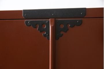 中古　米沢箪笥　伝統工芸　漆塗り　手打ち金具の意匠が目を引く重ね箪笥(和タンス、収納箪笥、衣装箪笥、着物箪笥)(R-078748)