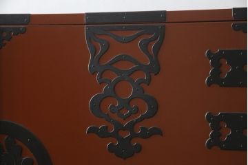 中古　米沢箪笥　伝統工芸　漆塗り　手打ち金具の意匠が目を引く重ね箪笥(和タンス、収納箪笥、衣装箪笥、着物箪笥)(R-078748)