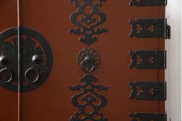 中古　米沢箪笥　伝統工芸　漆塗り　手打ち金具の意匠が目を引く重ね箪笥(和タンス、収納箪笥、衣装箪笥、着物箪笥)(R-078748)