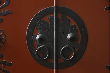 中古　米沢箪笥　伝統工芸　漆塗り　手打ち金具の意匠が目を引く重ね箪笥(和タンス、収納箪笥、衣装箪笥、着物箪笥)(R-078748)